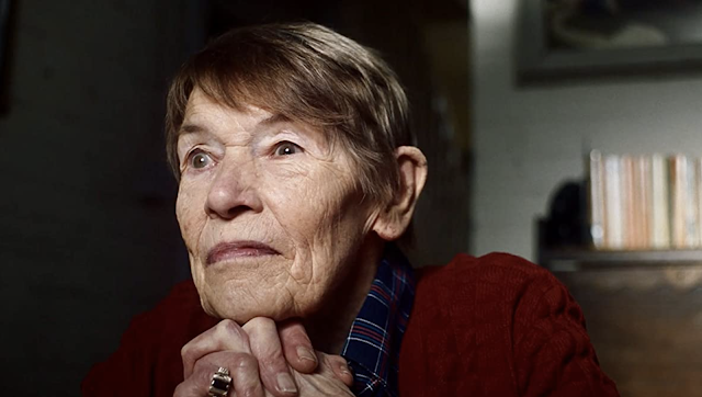 Glenda Jackson cierra la historia dejando claro el tema que nos ha sentado en las butacas.