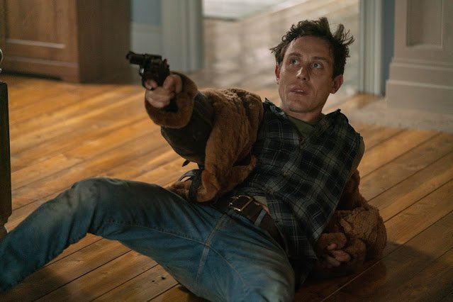 Escena Till Death: Jimmy (Jack Roth) sostiene una pistola apuntando a otros personajes.