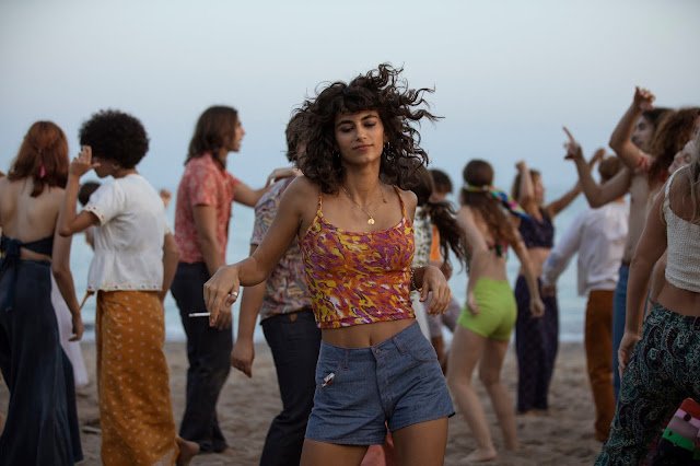 Tere (Begoña Vargas) baila en la playa durante una fiesta.