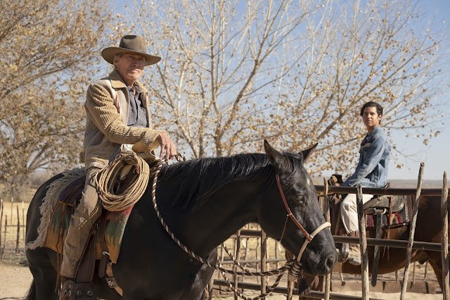 La relación entre personajes se vuelve más sólida por su gusto por los caballos. En la escena, Mike Milo (Clint Eastwood) y Rafo (Eduardo Minett).