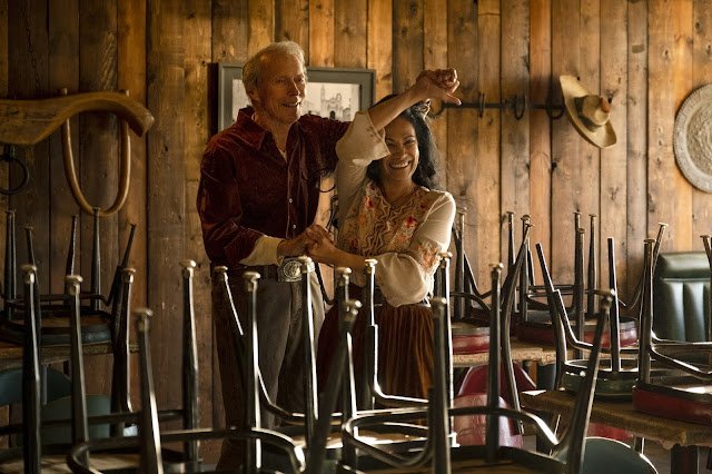 La relación entre personajes es importante para la trama. En la escena bailan Mike Milo (Clint Eastwood) y Marta (Natalia Traven).