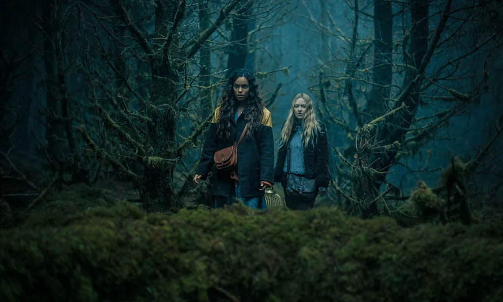 Dos de las actrices en el bosque